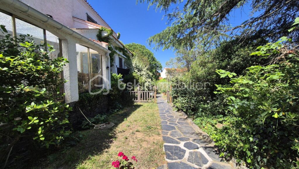 A VENDRE MAISON DE CARACTERE DE 278M² SUR TERRAIN DE 1562M² DONT UNE PARTIE CONSTRUCTIBLE A CERET – CENTRE VILLE – PROCHE DE TOUS LES COMMERCES ET DES ECOLES A PIED – AUCU VIS A VIS – PROCHE DU STADE – 11 pièces – 6 chambres – 278 m²