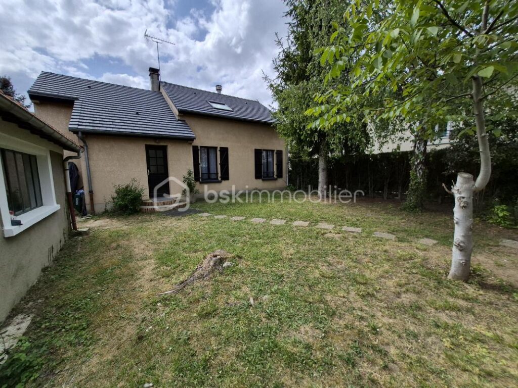 Belle maison de 113.75 m2 avec terrain, sous sol – 6 pièces – 4 chambres – 113 m²