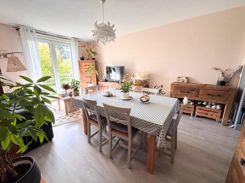 T3 traversant de 68 m² avec terrasse, balcon et parking – Hyper-centre de Bruges – 3 pièces – 2 chambres – 69 m²
