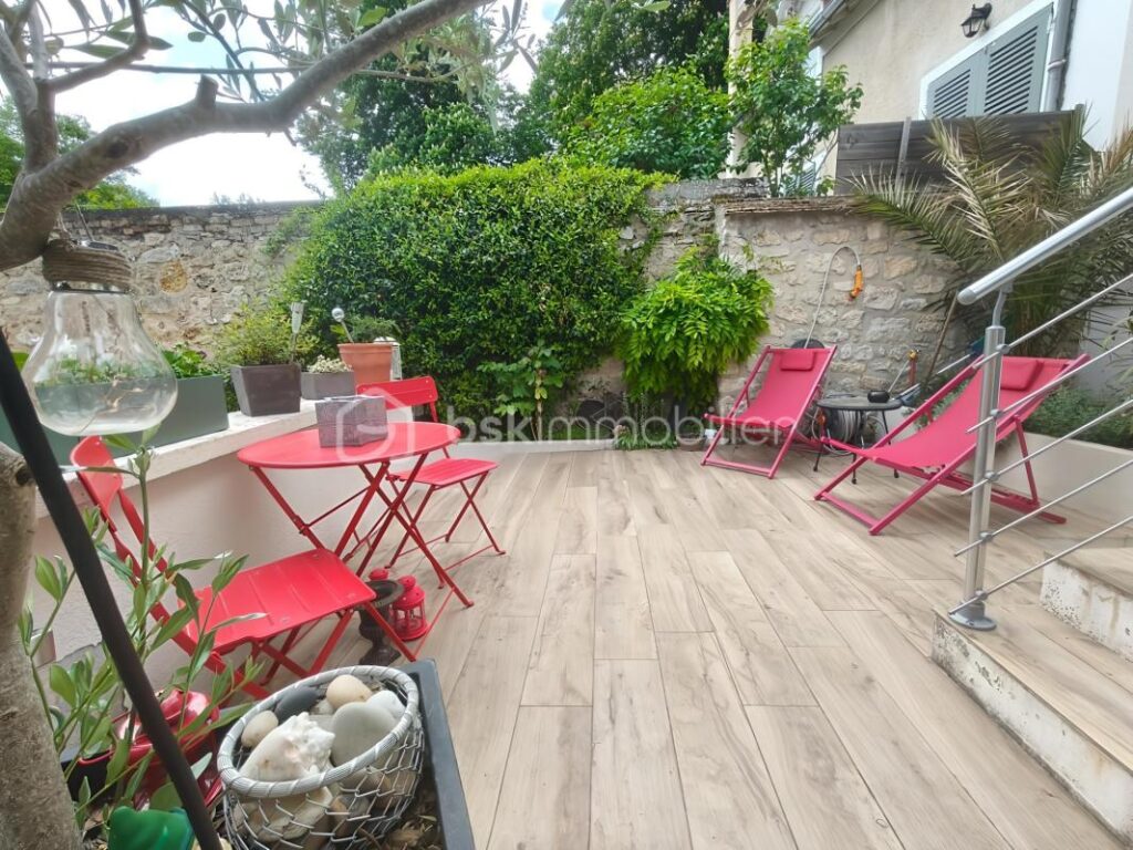 Charmante maison au coeur du village avec jardin – 6 pièces – 4 chambres – 142 m²