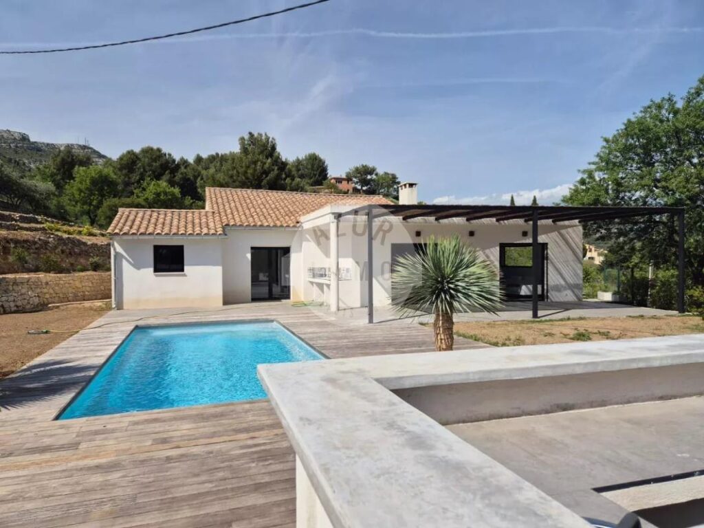LOCATION – Villa Lascours 135m² sur 2200m² de terrain avec piscine et garage – 4 pièces – 3 chambres – 135 m²