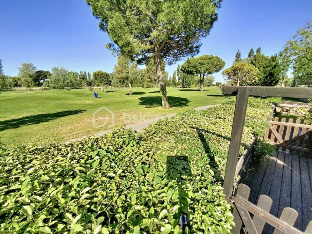 ⛳ LA GRANDE-MOTTE – VUE GOLF EXCEPTIONNELLE – RÉSIDENCE SÉCURISÉE AVEC PISCINE ET PLACE DE PARKING PRIVATIVE – 2 pièces – 1 chambre – 24 m²