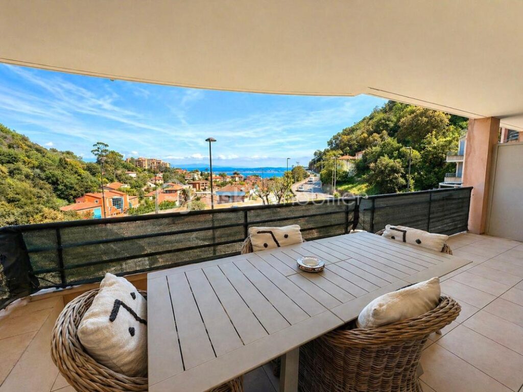 THEOULE / MER – APPT 3 PIECES – 67M² – VUE MER – PARKING – 5 MIN A PIED DE LA PLAGE – 3 pièces – 2 chambres – 67 m²