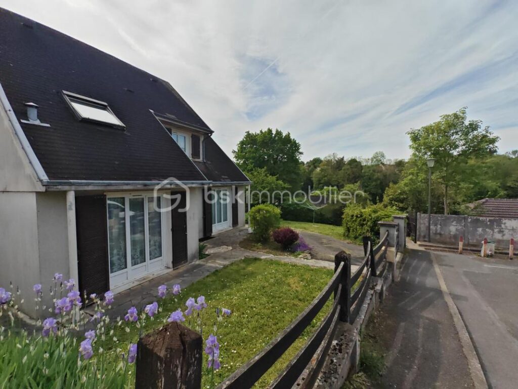 Maison familiale 5 pièces sur 3 niveaux – 137 m² – total surface au sol 250 m2 – Terrain 616m2 – Osny (95) – 5 pièces – 4 chambres – 137 m²
