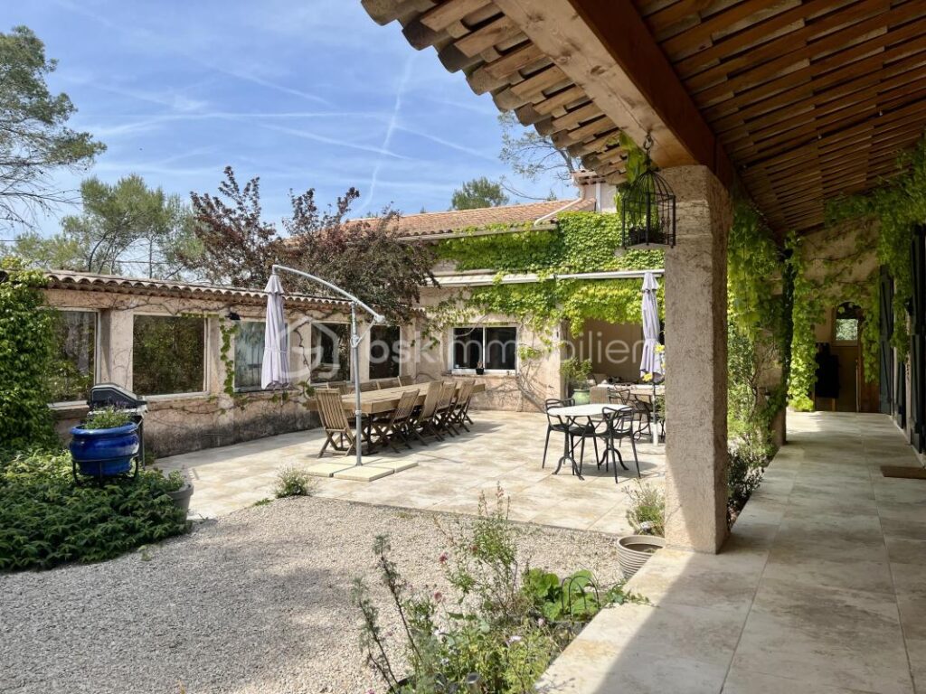 La villa d’architecte T10 – SAINT PAUL En FORET (83440) – 282 m2 – 10 pièces – 8 chambres – 282 m²