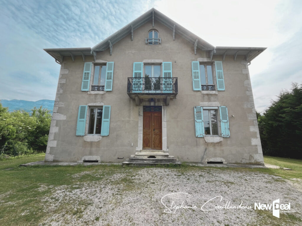 Grande maison de maître sur les hauteurs de Chambéry (limite Sonnaz) au calme avec vue dégagée – 8 pièces – 6 chambres – 213 m²