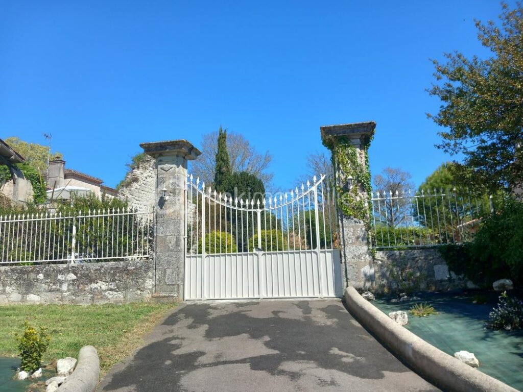 PROPRIETE EN PIERRE PROCHE AGEN- 3 CHAMBRES- MEZZANINE- JARDIN- CLOITRE – 5 pièces – 3 chambres – 181 m²
