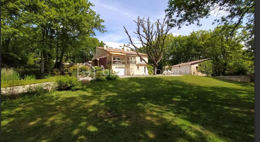 Maison 230 m² 3 appartements , 1 T4, 1 T2, 1 studio sur 3500 m² de terrain – 8 pièces – 5 chambres – 250 m²