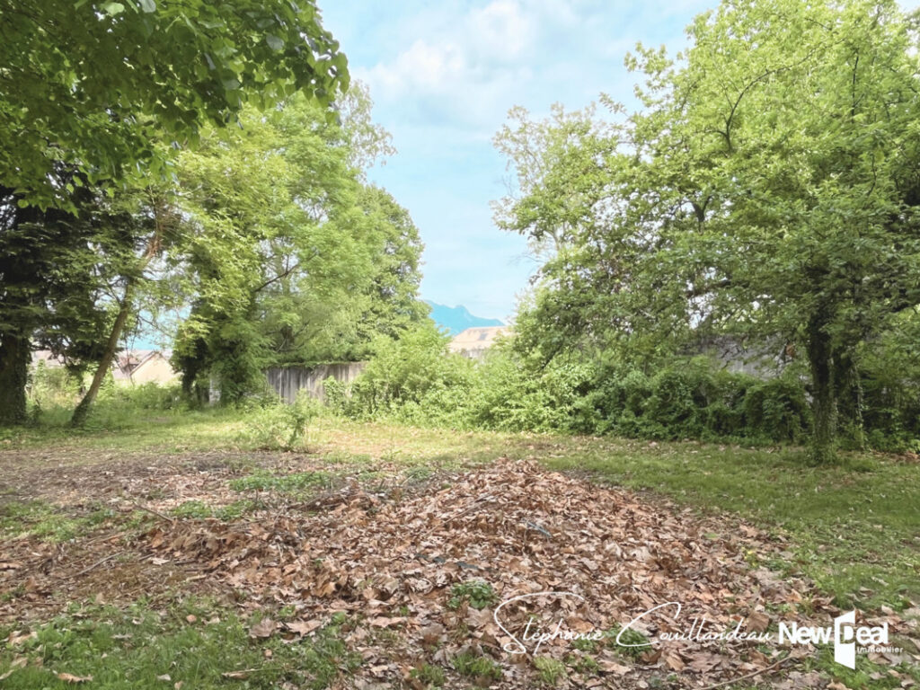 Terrain entièrement plat et viabilisé avec vue sur la Dent du Chart dans petit lotissement à Chambéry – NR pièces – NR chambres – 729 m²