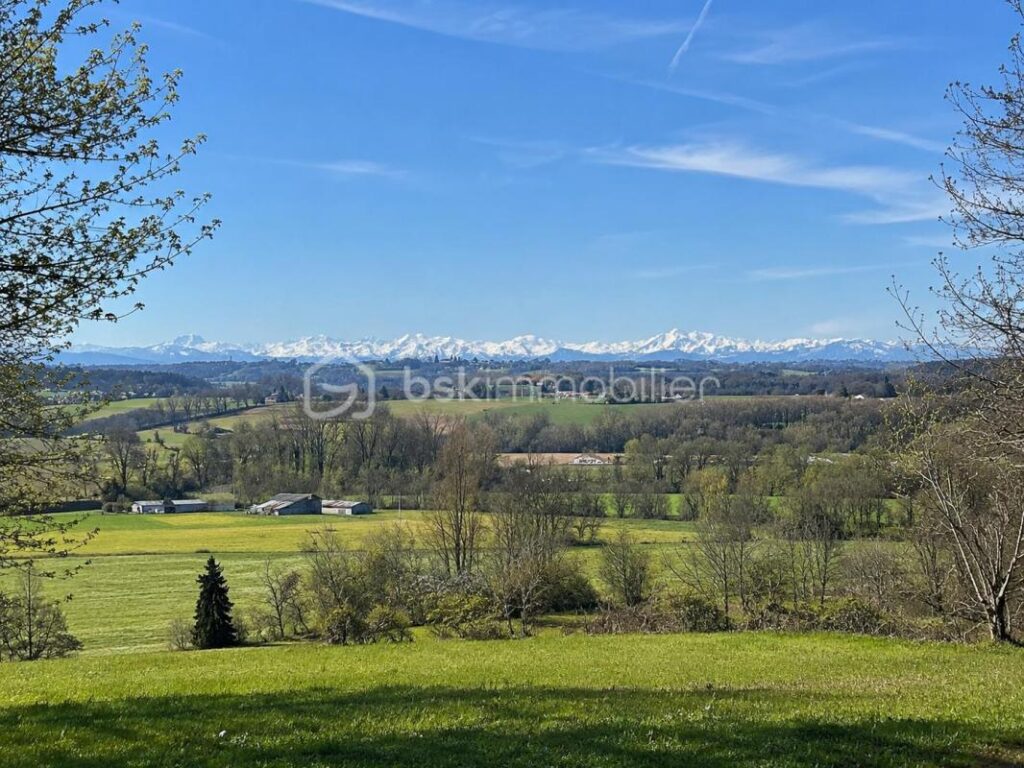 Maison de campagne à rénover – Vue Pyrénées – Fort potentiel – 4 pièces – 3 chambres – 84 m²