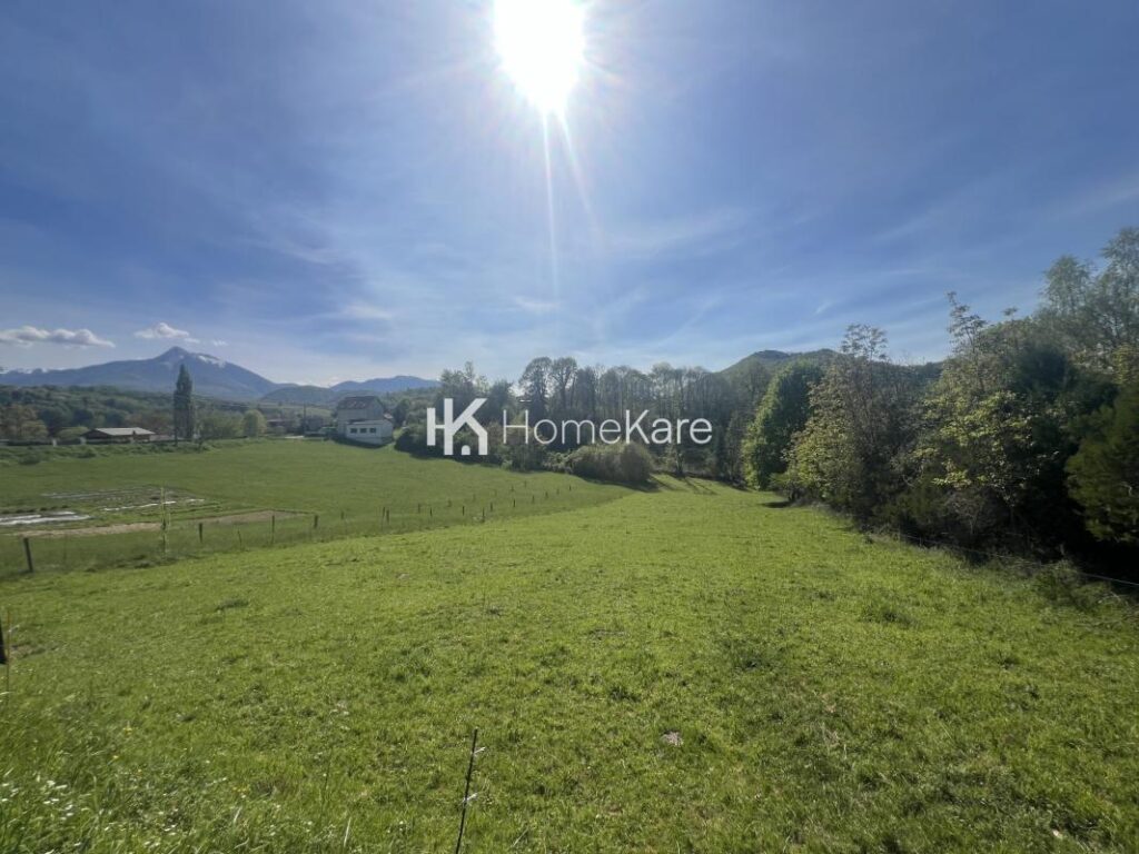 SUPERBE VUE SUR LES MONTAGNES – NR pièces – NR chambres – 3000 m²