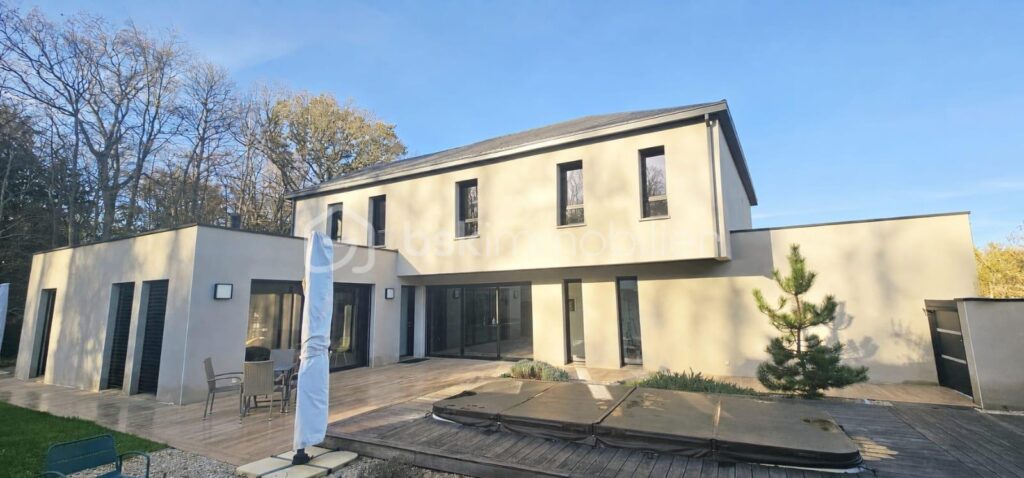 SUPERBE PROPRIETE DE 2021 AVEC SPA DE NAGE – 7 pièces – 4 chambres – 203 m²