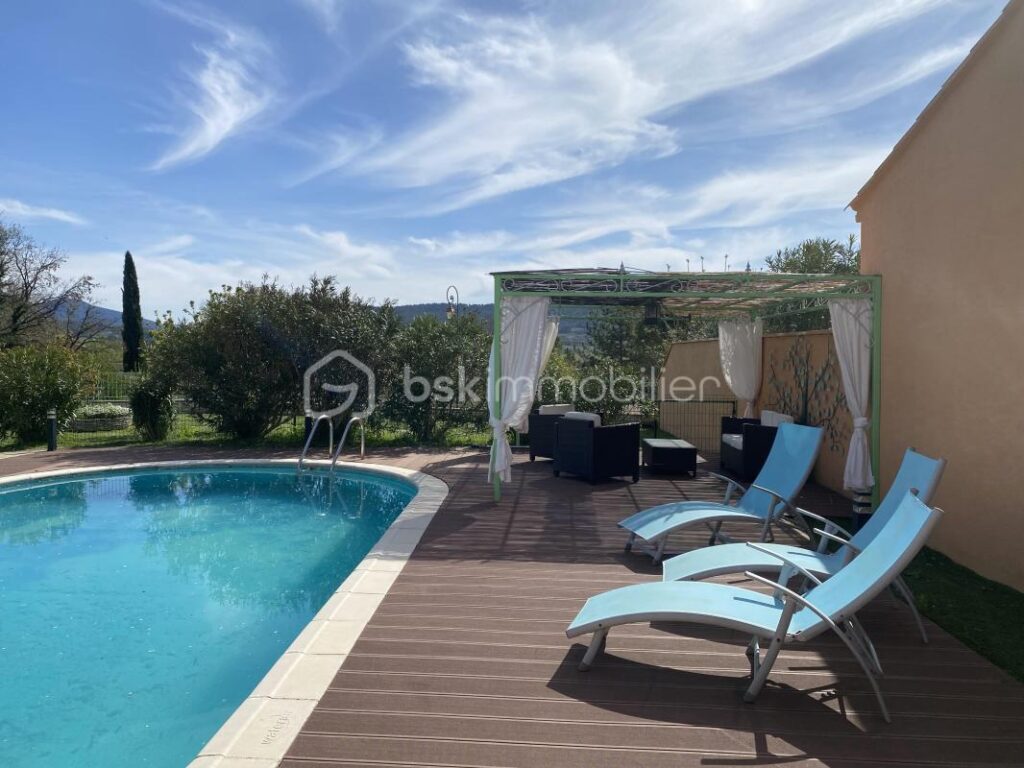 Maison de plain-pied prête à vivre avec piscine, garage et vue ouverte sur le Luberon sur terrain plat et clôturé de 1549 m² – 7 pièces – 4 chambres – 150 m²