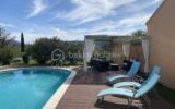 Maison de plain-pied prête à vivre avec piscine, garage et vue ouverte sur le Luberon sur terrain plat et clôturé de 1549 m² – 7 pièces – 4 chambres – 150 m²