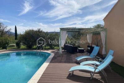 Maison de plain-pied prête à vivre avec piscine, garage et vue ouverte sur le Luberon sur terrain plat et clôturé de 1549 m² – 7 pièces – 4 chambres – 150 m²