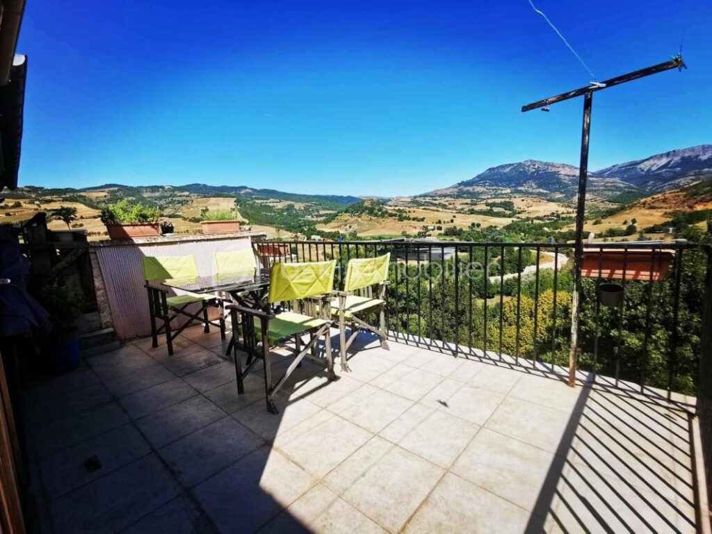 THOARD – Maison de village avec vue imprenable et fort potentiel locatif – 8 pièces – 5 chambres – 150 m²