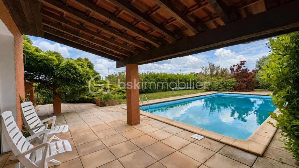 Maison familiale sans vis-à-vis avec piscine sur 2 000 m² de terrain – 6 pièces – 5 chambres – 160 m²