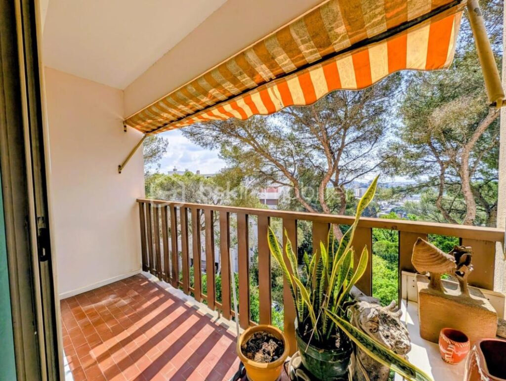 T4 Traversant 74m² à Rénover – 6e Étage – Vue Pins & aperçu Mer – Parking & Cave – 4 pièces – 3 chambres – 69 m²