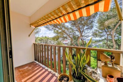 T4 Traversant 74m² à Rénover – 6e Étage – Vue Pins & aperçu Mer – Parking & Cave – 4 pièces – 3 chambres – 69 m²