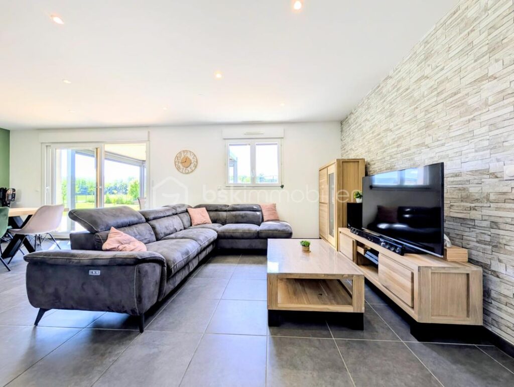 HAUTEVILLE-SUR-FIER — MAISON RECENTE — 4 CHAMBRES — CALME — VUE DEGAGEE — TERRASSE — JARDIN – 5 pièces – 4 chambres – 101 m²