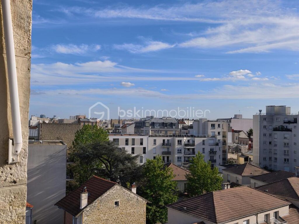 3 pièces lumineux au dernier étage avec vue dégagée et balcon – 3 pièces – 2 chambres – 52 m²