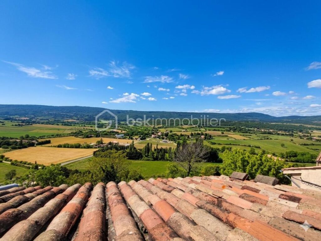 🏡 **Maison de village pleine de charme au cœur de Sault – 156 m² env. avec fort potentiel !** 🏡 – 6 pièces – 5 chambres – 156 m²