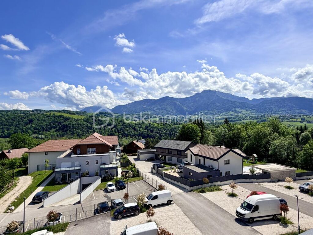 Studio avec cave et 2 places de stationnement entièrement rénové à Saint-Martin-Bellevue – 1 pièce – NR chambres – 24 m²