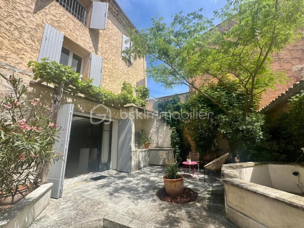 EGUILLES : Maison de ville 5 pièces avec cour – 5 pièces – 4 chambres – 100 m²