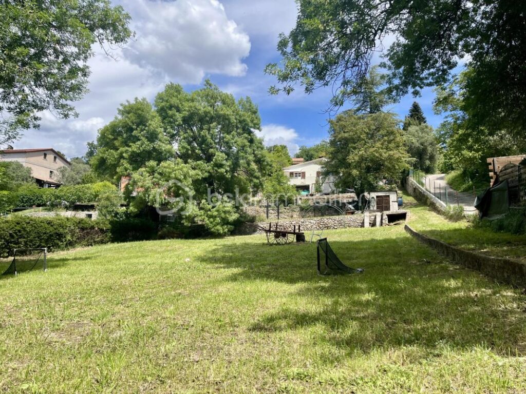 Villa T3 de 63 m2 pleine de potentiel – Saint-Paul-en-Forêt – Terrain de 2000 m2 – 3 pièces – 2 chambres – 63 m²