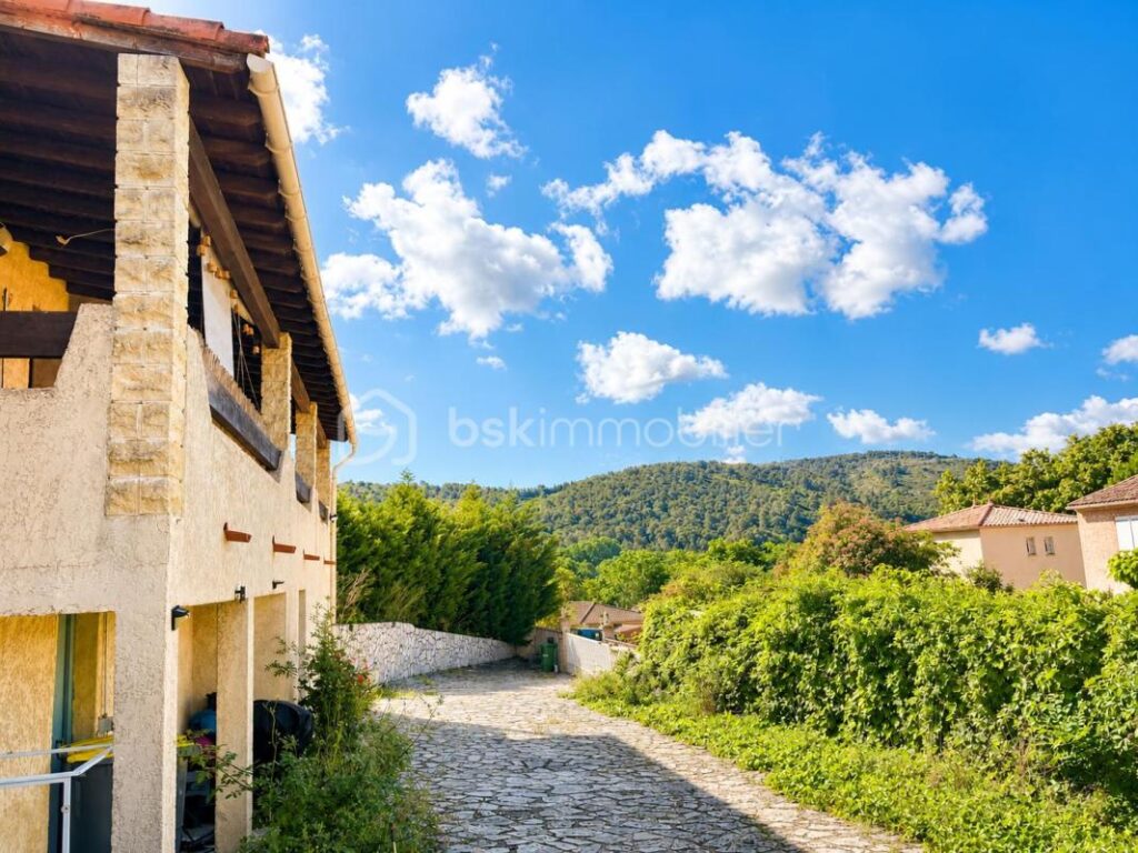 Maison familiale avec piscine et dépendance sur 1000m2 de terrain – 6 pièces – 4 chambres – 160 m²