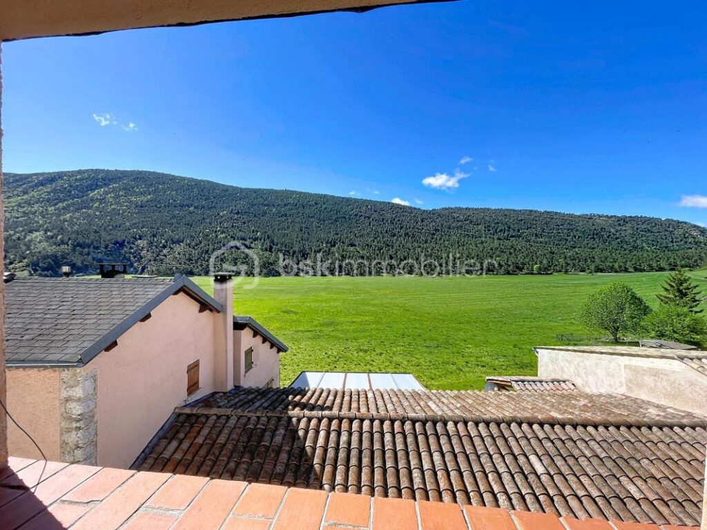 Maison de village traversante avec vue sur la Plaine – Caille (06750) – 4 pièces – 2 chambres – 63 m²