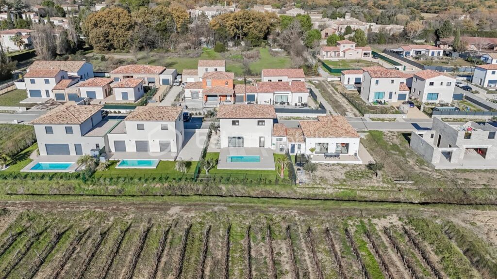 *** VILLA CONTEMPORAINE DE 130M2 AVEC GARAGE ET PISCINE – ARPAILLARGUES ET AUREILLAC *** – 5 pièces – 4 chambres – 120 m²