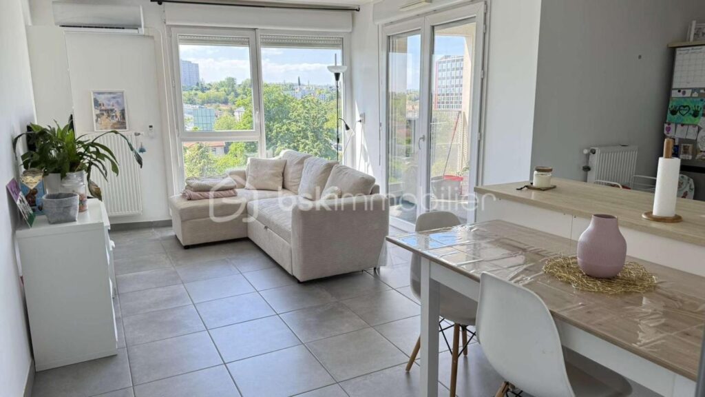 À louer – Superbe T3 récent avec balcon, vue dégagée et parking – Vénissieux centre – 3 pièces – 2 chambres – 61 m²