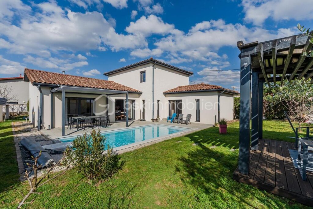 MAISON MODERNE QUASI AUTONOME AVEC PIECE DE VIE 80m2 – 5 pièces – 3 chambres – 163 m²