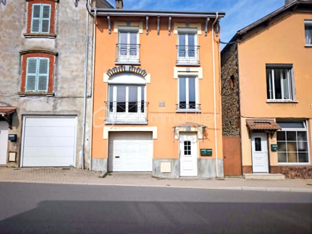 IMMEUBLE DE RAPPORT – 2 APPARTEMENTS – GARAGE – TERRAIN – NOIRÉTABLE – 6 pièces – NR chambres – 136 m²
