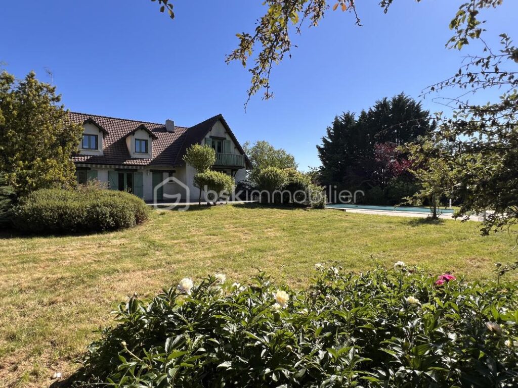 Magnifique maison 180 m2 de caractère, 5 chambres avec piscine sur terrain arboré de 6 000 m² – 7 pièces – 5 chambres – 180 m²