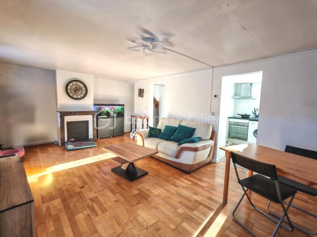 DUPLEX DE CHARME EN HYPERCENTRE – VUE TOITS & CACHET DE L’ANCIEN – 4 pièces – 2 chambres – 69 m²