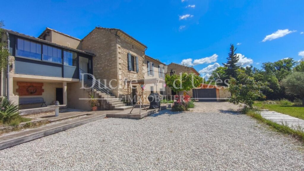Maison – 9 pièces – 4 chambres – 200 m²