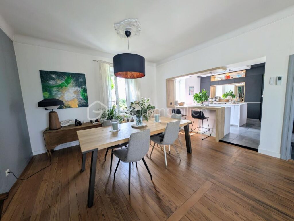 MAISON DE MAITRE RENOVEE – BORDS DE LOIRE – 7 pièces – 5 chambres – 198 m²