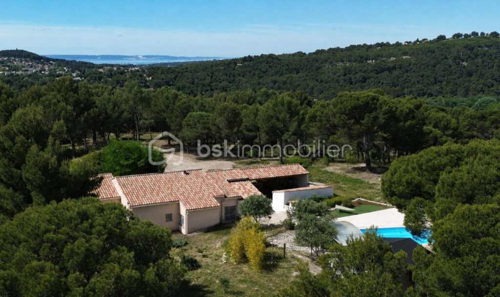 Rare à la vente – Maison de plain-pied avec vue dominante et cadre naturel unique – 6 pièces – 5 chambres – 155 m²