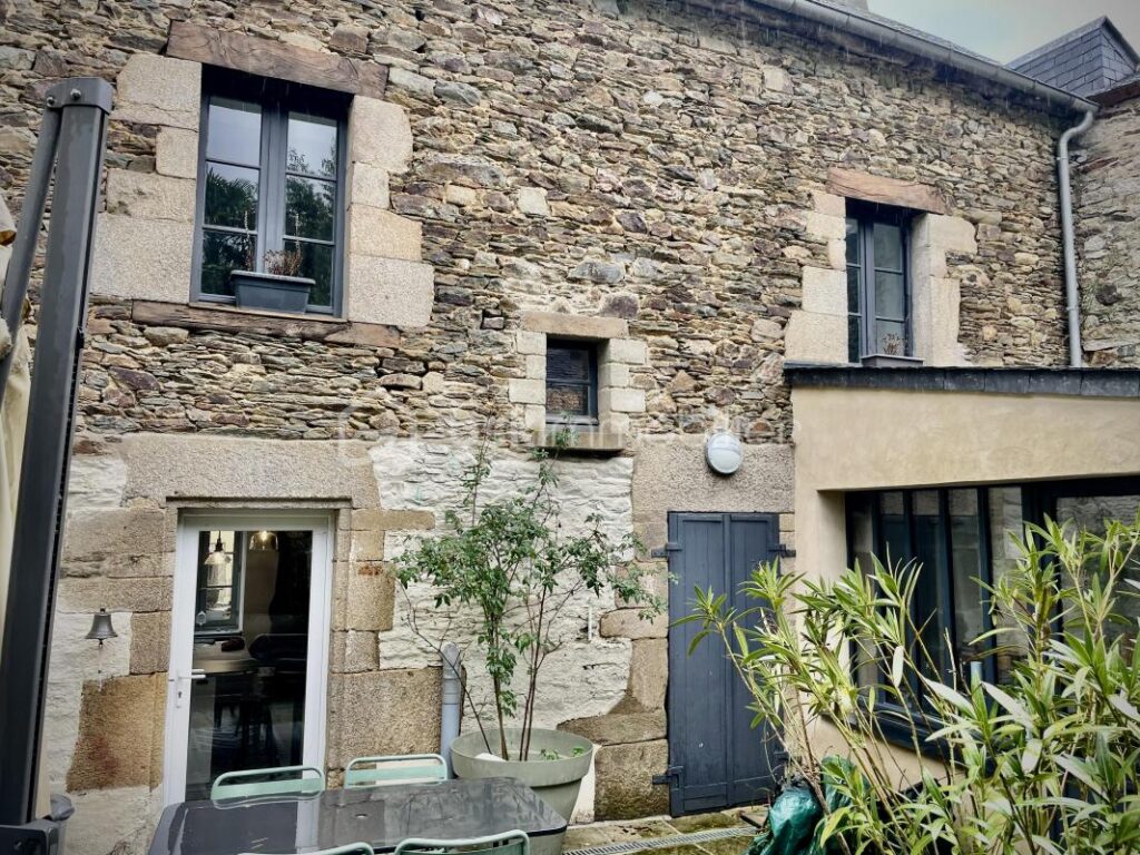 JOSSELIN – Maison de caractère avec jardin en surplomb et vue château – 7 pièces – 3 chambres – 132 m²