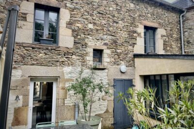 JOSSELIN – Maison de caractère avec jardin en surplomb et vue château – 7 pièces – 3 chambres – 132 m²
