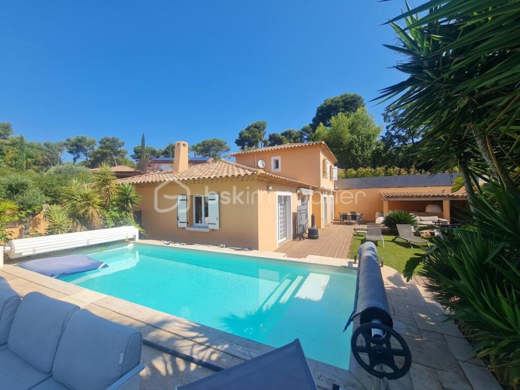 CARQUEIRANNE: VILLA T6 DE 130 M2 AVEC PISCINE VUE MER – 6 pièces – 4 chambres – 130 m²