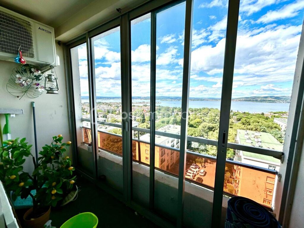 Appartement lumineux traversant entièrement rénové – Vue étang- Parking – Cave – 3 pièces – 2 chambres – 52 m²