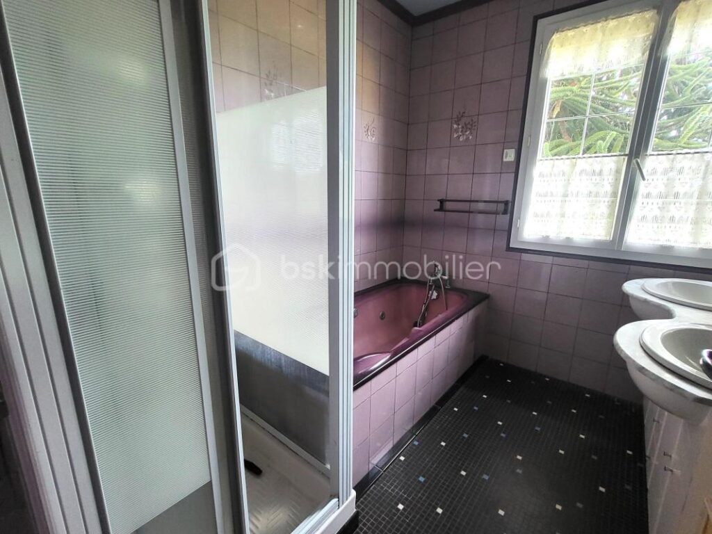 ✨ Et si votre prochain coup de cœur se trouvait ici… aux Biards (50540) ? ✨ – 3 pièces – 2 chambres – 100 m²