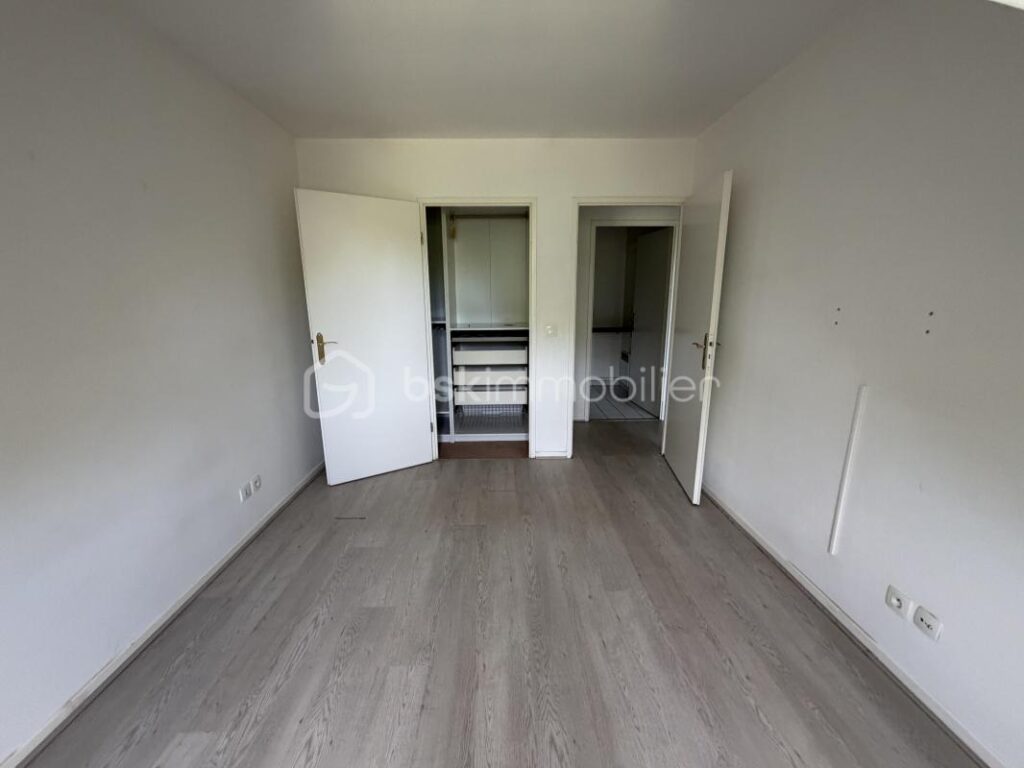 COUP DE CŒUR – DUPLEX DERNIER ÉTAGE – CENTRE MAGNY-LE-HONGRE – VUE PARC + PARKING – 3 pièces – 2 chambres – 61 m²