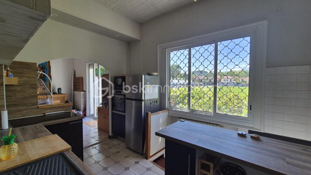 A VENDRE MAISON DE CARACTERE DE 278M² SUR TERRAIN DE 1562M² DONT UNE PARTIE CONSTRUCTIBLE A CERET – CENTRE VILLE – PROCHE DE TOUS LES COMMERCES ET DES ECOLES A PIED – AUCU VIS A VIS – PROCHE DU STADE – 11 pièces – 6 chambres – 278 m²