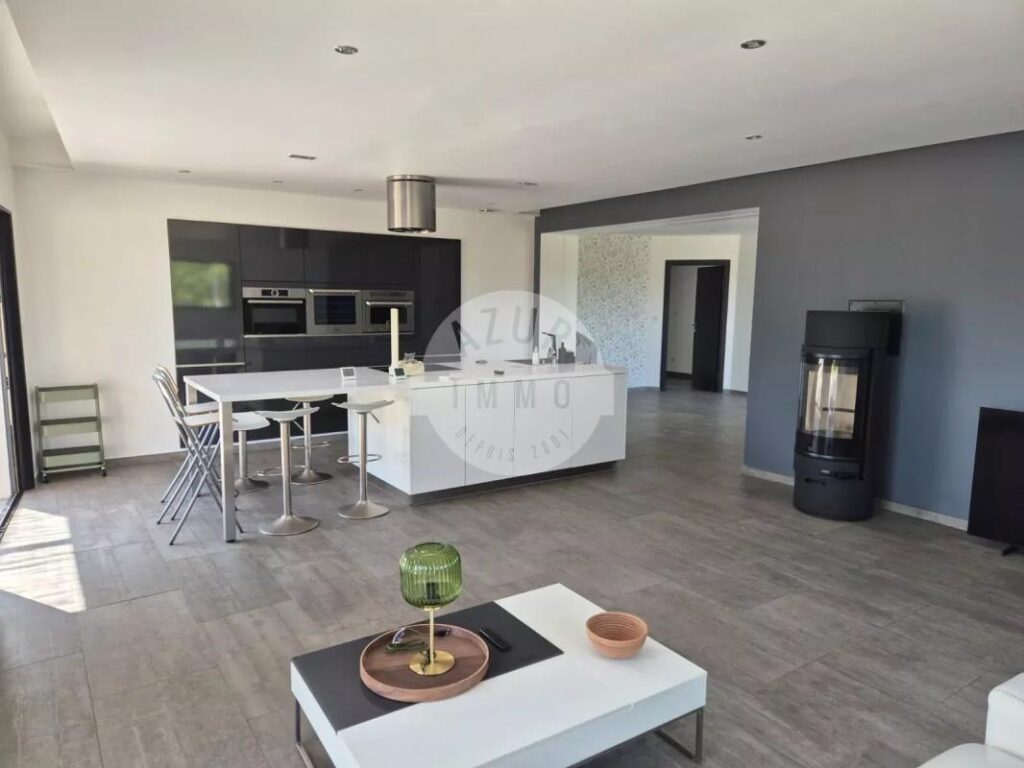 LOCATION – Villa Lascours 135m² sur 2200m² de terrain avec piscine et garage – 4 pièces – 3 chambres – 135 m²