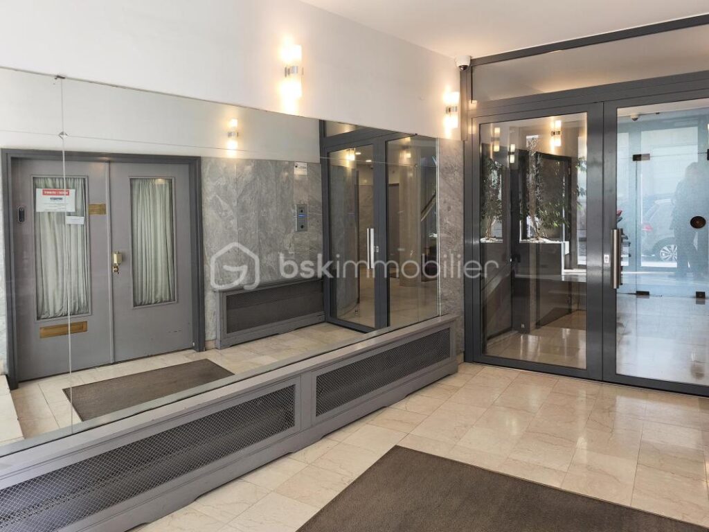 Chambre de service avec vue sur toits de Paris – PARIS 8 – 1 pièce – 1 chambre – 7 m²
