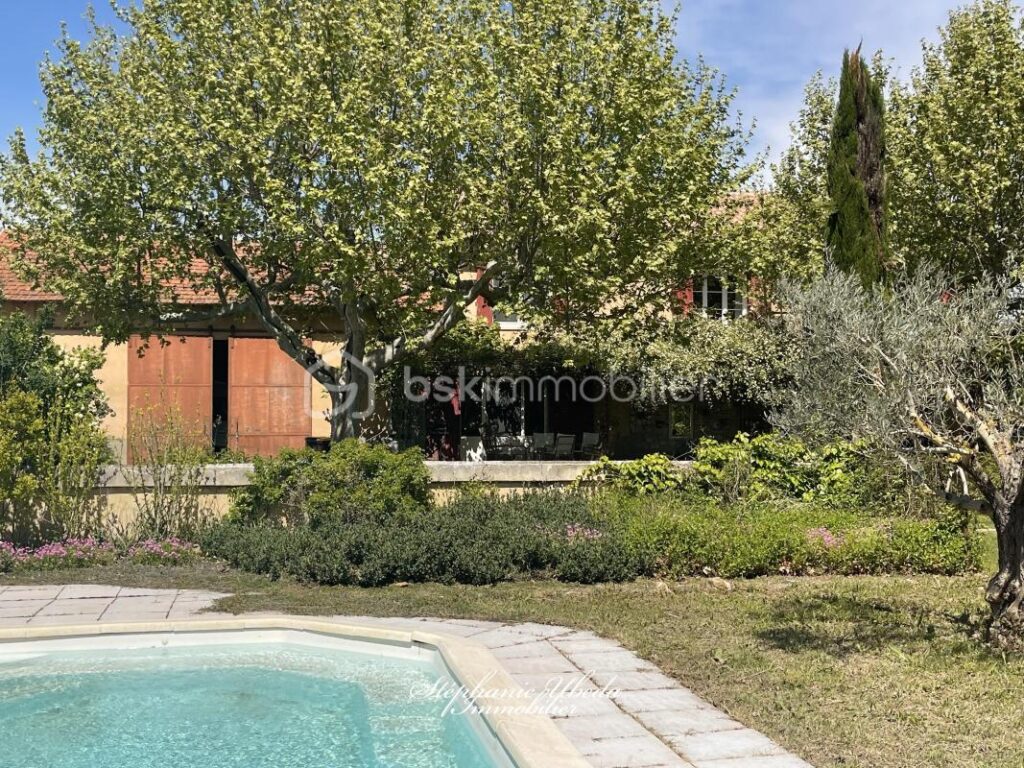 Mas de caractère de 250m2 – 6ch – sur 10000m2 au calme absolu – Cadre provençal d’exception à proximité du Golf de Pont Royal – 7 pièces – 6 chambres – 226 m²